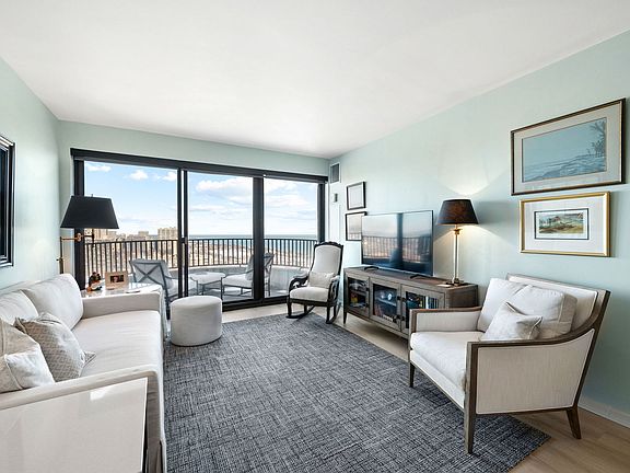 3rd image of 2020 N Lincoln Park W APT 33C