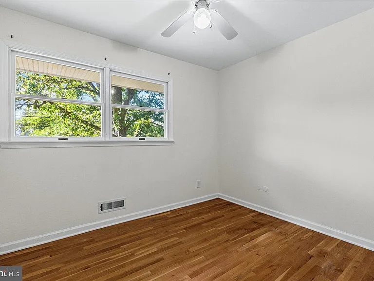 38 Robert Rd — Photo 18