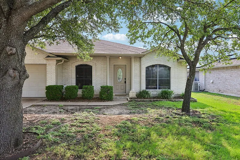 4 bed, 2.0 bath, 2208 sqft, $2,500 — Photo 2