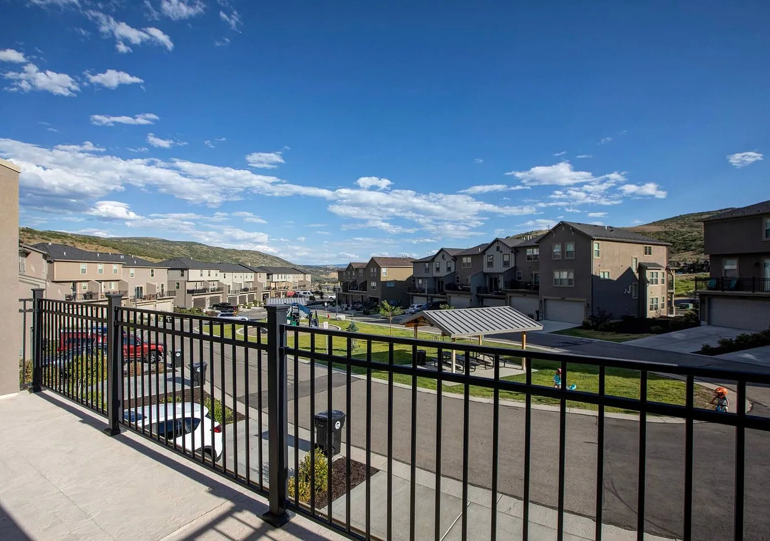 3 Bedroom/ 2.5 Bathroom | Furnished | Internet Included | Dog Considered — Photo 4
