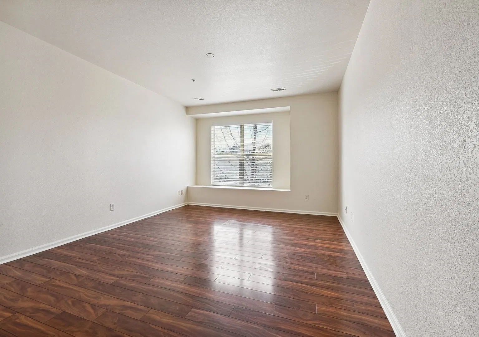 3 Bedroom Condo in Aurora — Photo 4