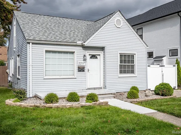 2217 Barrett Ave, Royal Oak, MI 48067