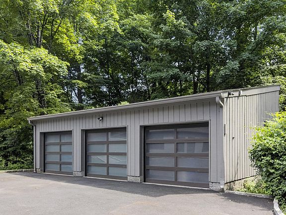 3rd image of 230 E Middle Patent Road