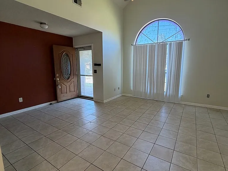 911 Black Willow Dr — Photo 3