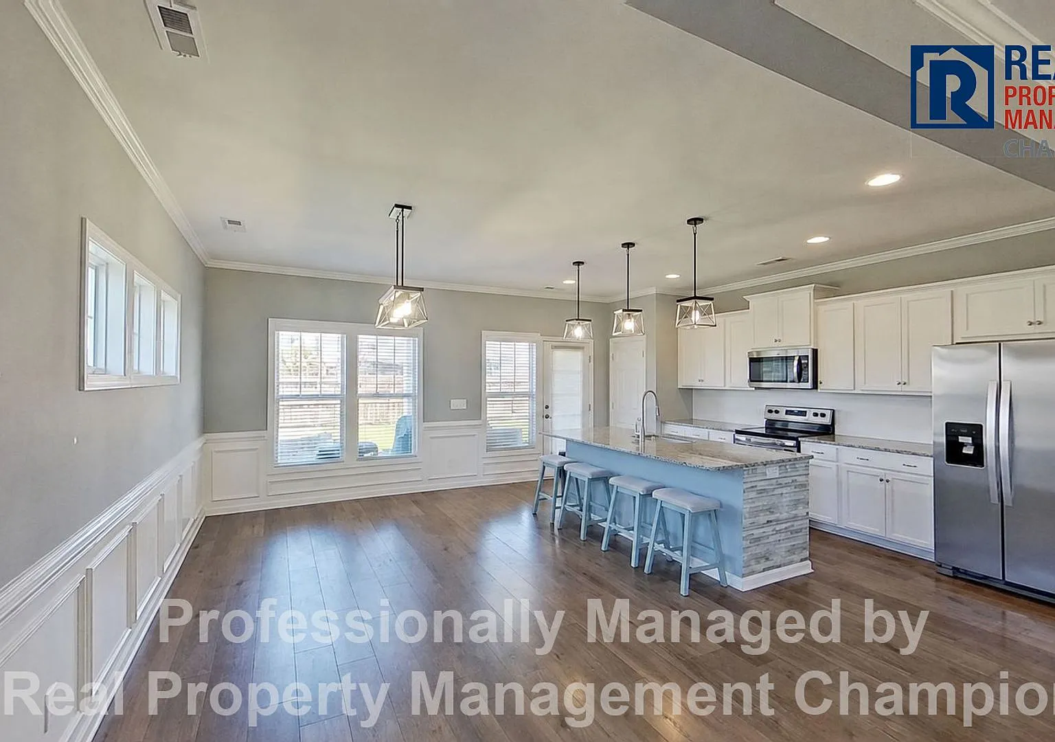 4 BD/3.5 BA plus Bonus Room with Open Floorplan and Fenced Back Yard — Photo 4