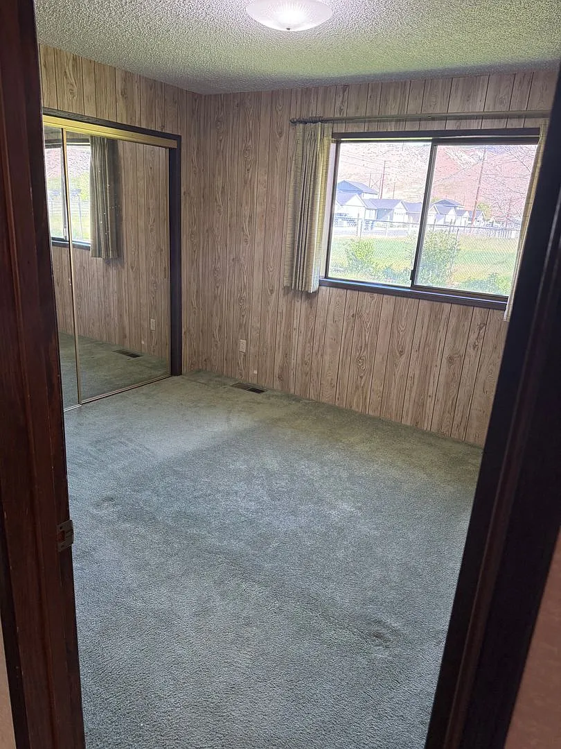 Adorable 1970's Farmhouse - 3 bed 1 bath — Photo 3