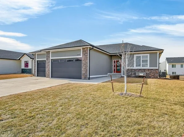 2590 Serenity Dr, Waukee, IA 50263
