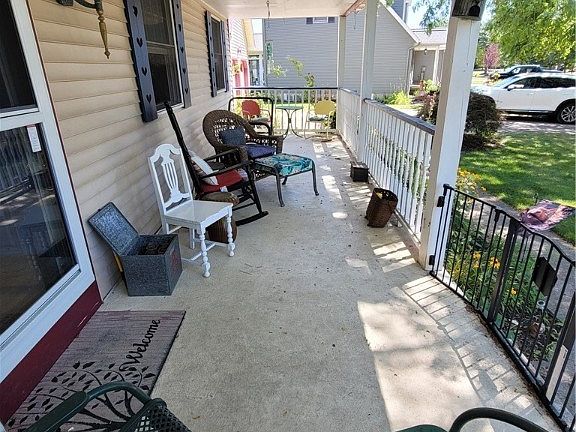 3rd image of 334 Thornwood Dr