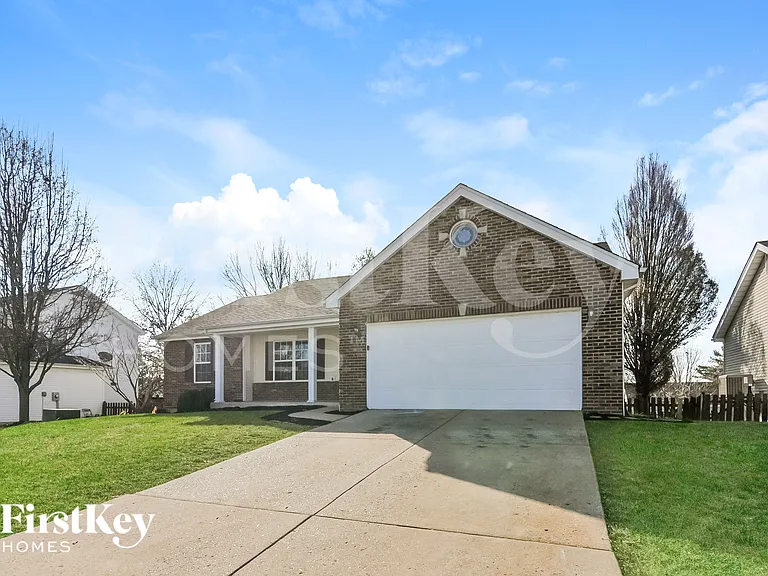 212 Royallmanor Ln — Photo 2
