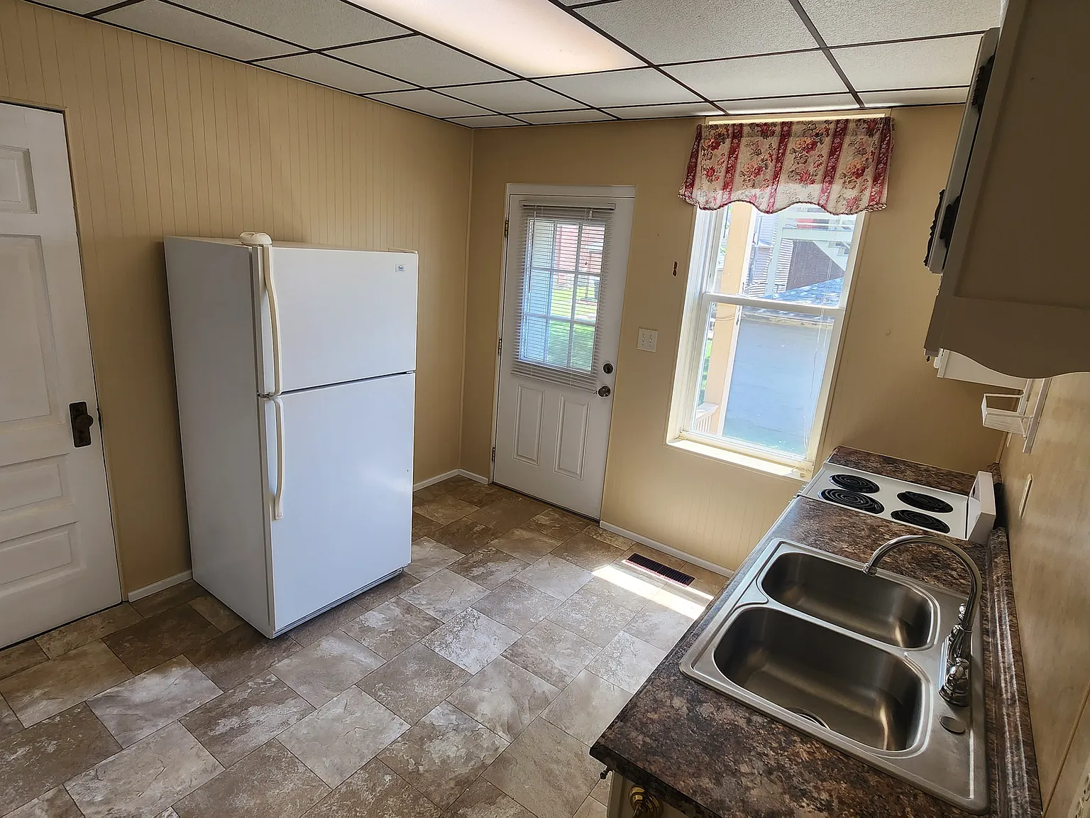 Charming 1-bed, 1-bath main-floor apartment — Photo 2
