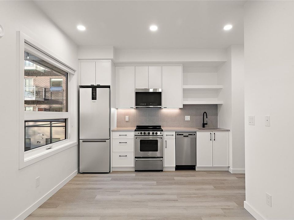 1st image of 1102 Esquimalt Rd #205