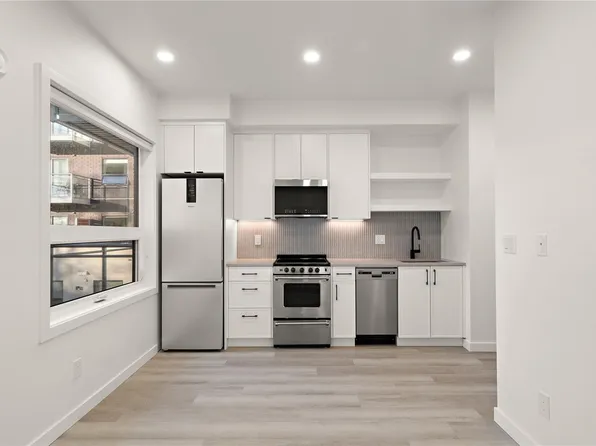 1102 Esquimalt Rd #205, Esquimalt, BC V9A 3N3