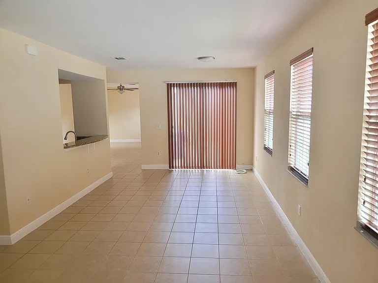 1145 SW 147th Ter — Photo 3