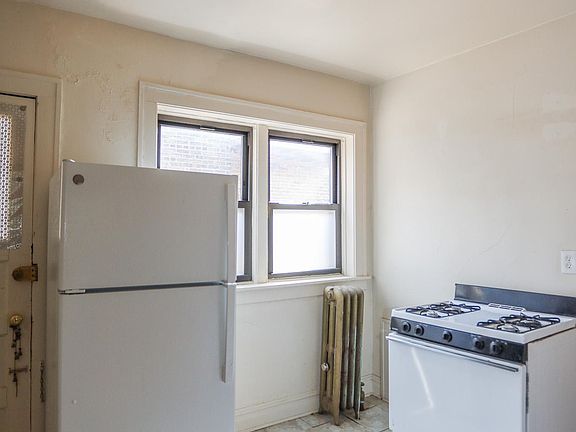 2nd image of 2039 W Wellington Ave #3