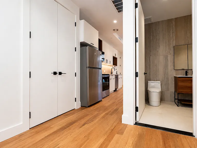 418 Lorimer St #1A — Photo 8