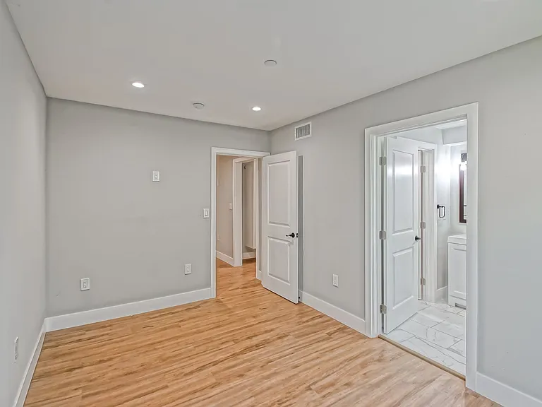 1923 Vanderbilt Ln — Photo 13