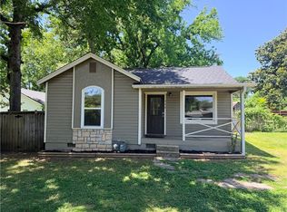 320 S Garrett St, Siloam Springs, AR 72761
