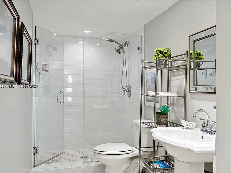 5401 Collins Ave #1123 — Photo 30