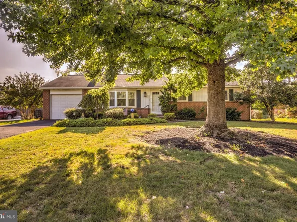 70 Meadow View Dr, Leola, PA 17540