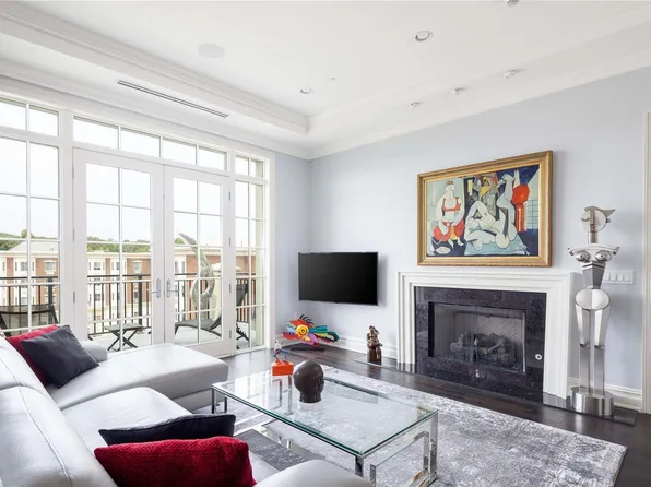 2000 Royal Court #2310, North Hills, NY 11040