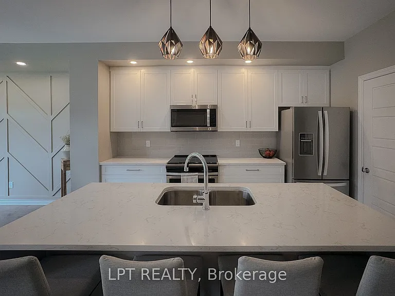 552 Labrador Cres — Photo 9