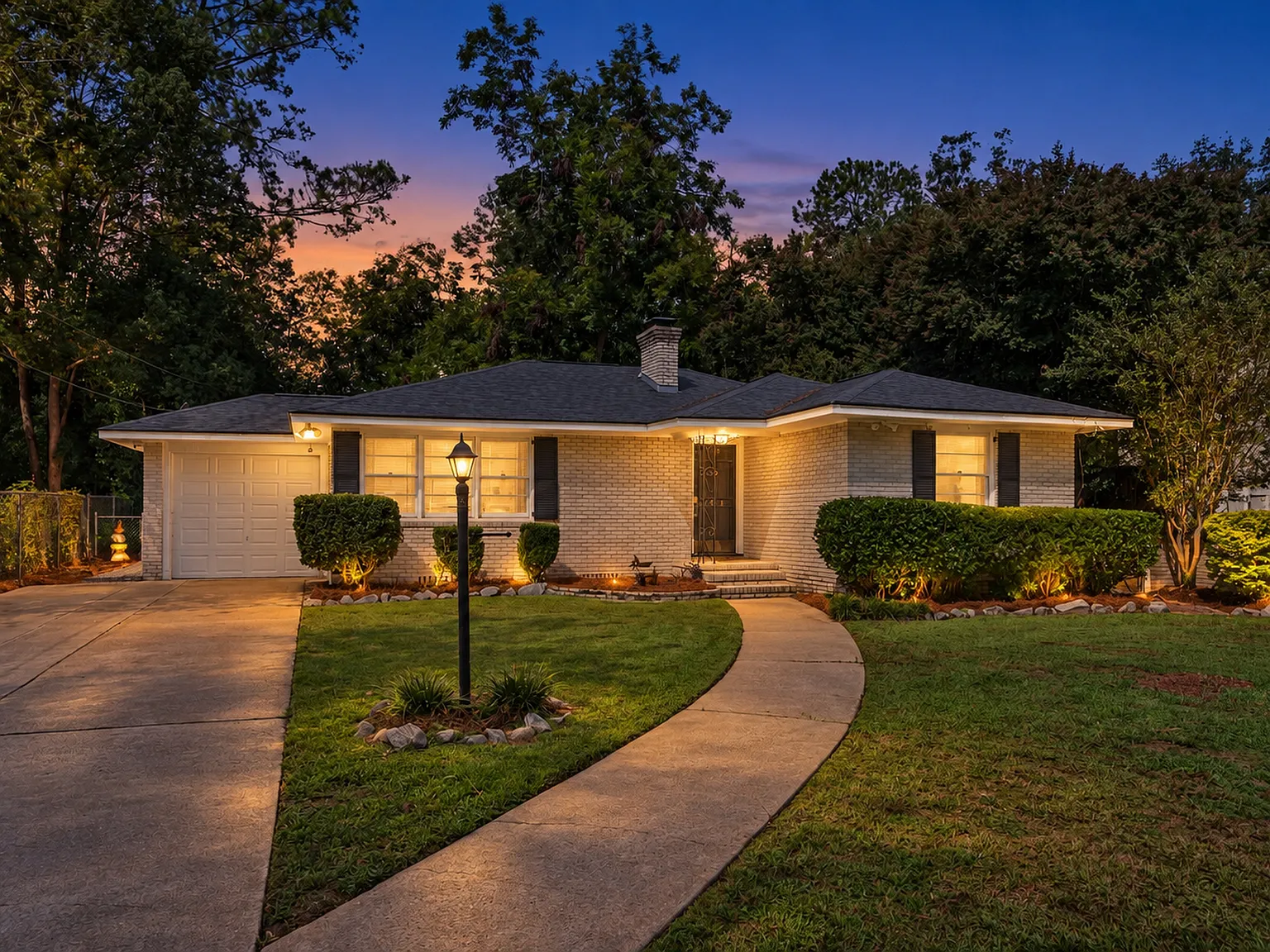 3 bed, 1.5 bath, 1324 sqft, $1,900 — Photo 2
