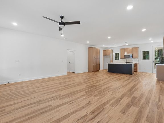 3rd image of 405 Boone Pass