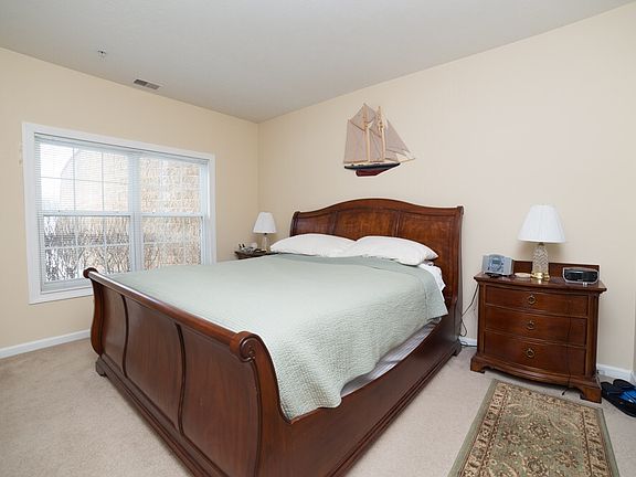 Master suite w/ walk-in