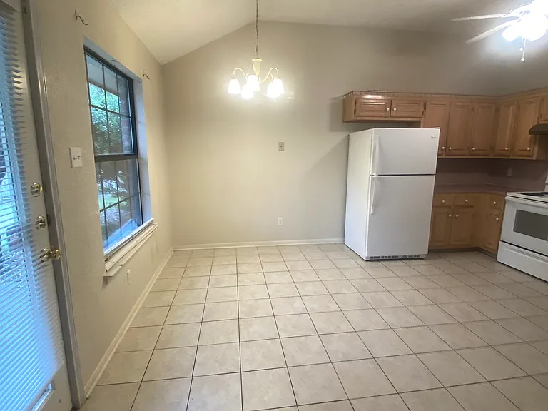1703 Tanglewood Dr — Photo 7