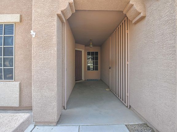 4th image of 329 W Settlers Trl