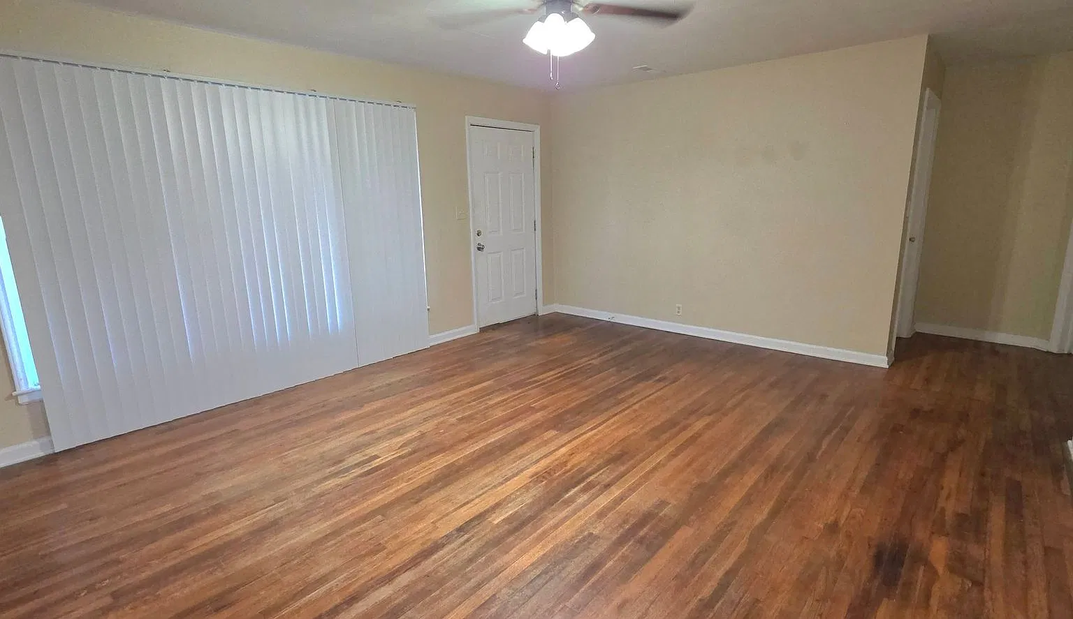 Southeast 2 BR house! 1 car garage! $995! — Photo 2