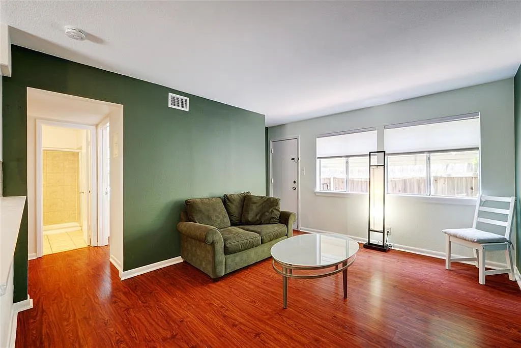 Building Photo - 1010 W 23rd St #1