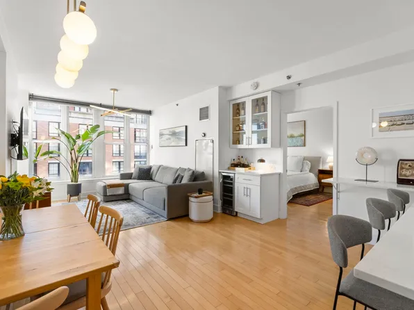 1125 Maxwell Lane image 1 of 46