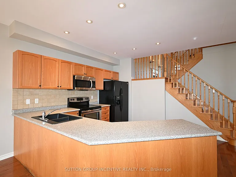 28 Silvercreek Cres #UPPER — Photo 7
