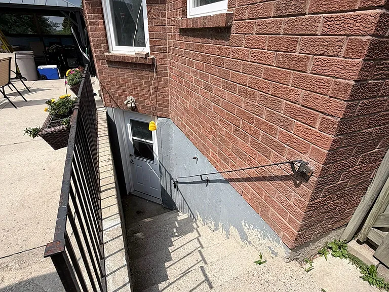 52 Marchwood Cres #BASEMENT — Photo 3