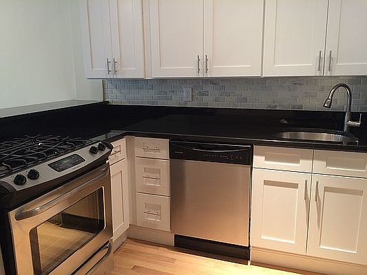 3rd image of 230 E 59th St APT 3