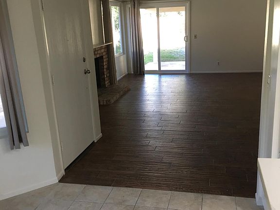 5th image of 32 Ilex Dr