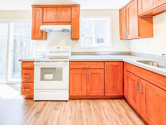 3rd image of 812 22nd St NE