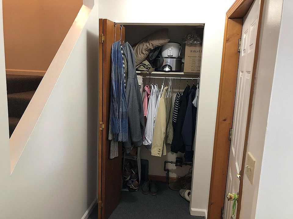 Entrance closet 
