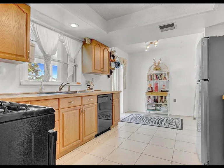 216 NE Mainsail St — Photo 7