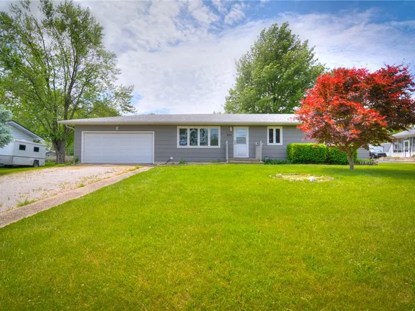 635 E North St, Warrensburg, IL 62573