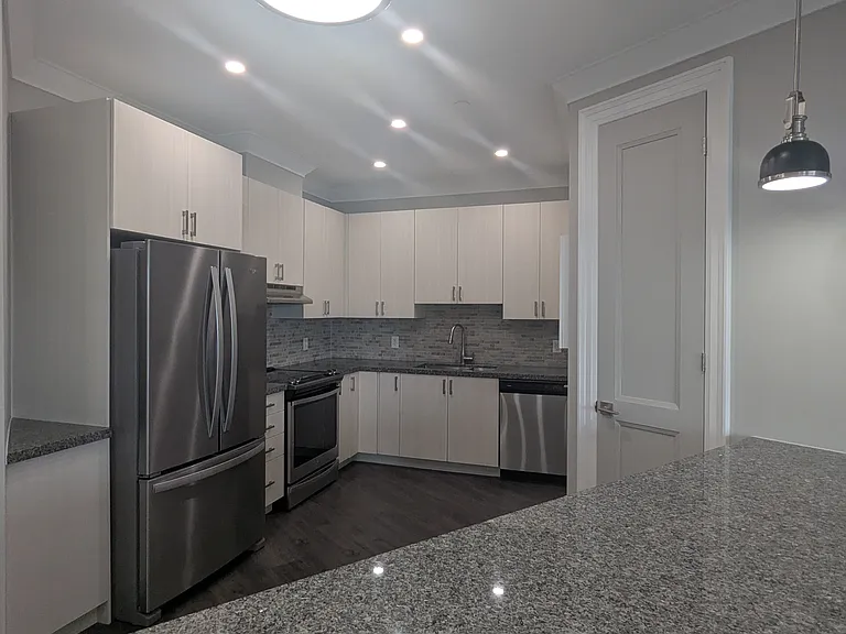 121 King St W — Photo 74