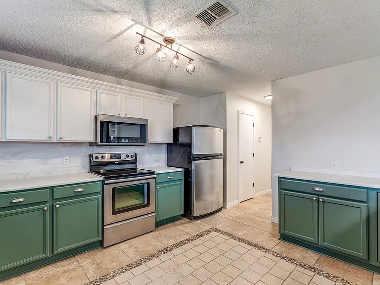 2112 Royal Acres Trl — Photo 9