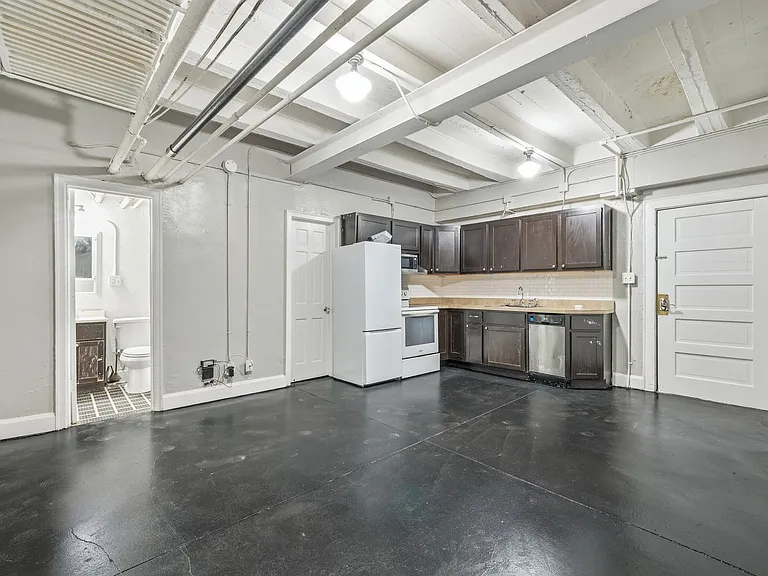 Piccadilly Apartments — Photo 7
