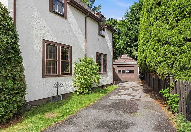 10 N Elk Ave — Photo 4