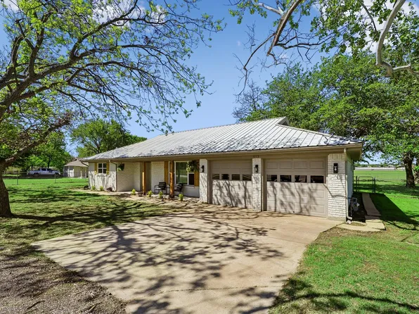 913 N Main St, Springtown, TX 76082