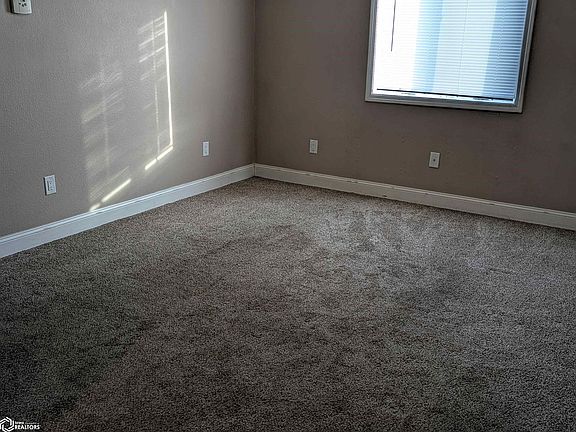 5th image of 727 W Burlington Ave