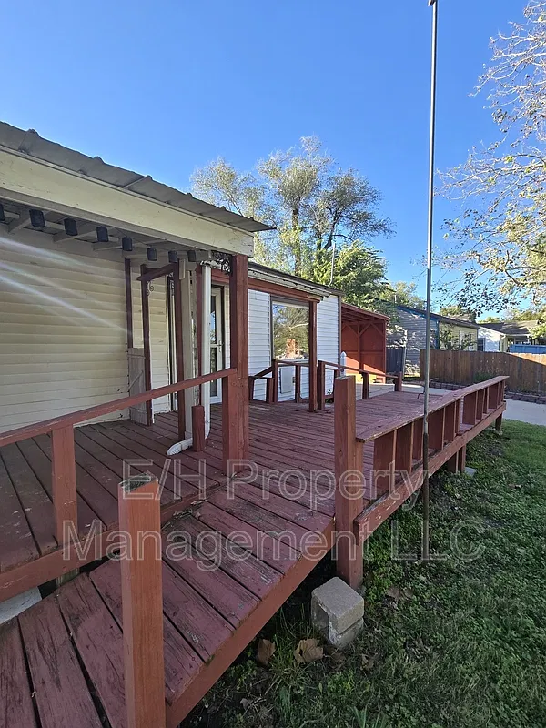 2 bed, 1.0 bath, 770 sqft, $825 — Photo 1