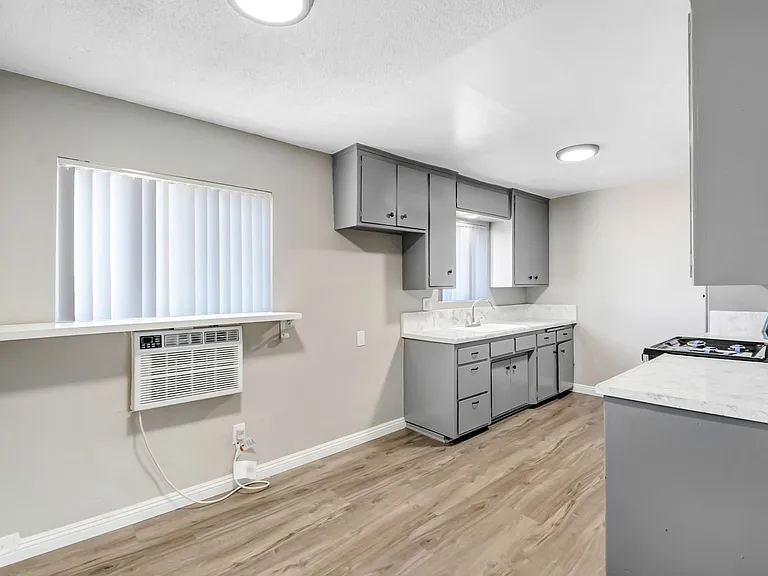 El Royale Apartments — Photo 6
