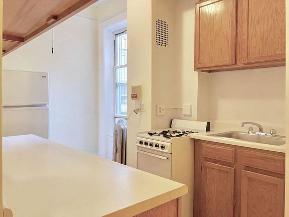 3rd image of 239 W 100th St APT 4R